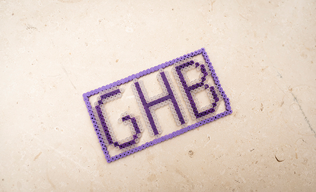perleplade med bogstaver GHB